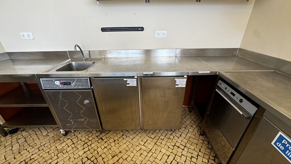 Cozinha Profissional em Inox Completa – Bancadas, Frigoríficos e Extração