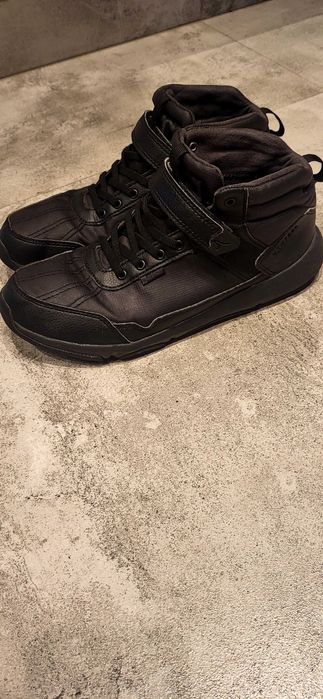 Czarne półbuty dla nastolatka