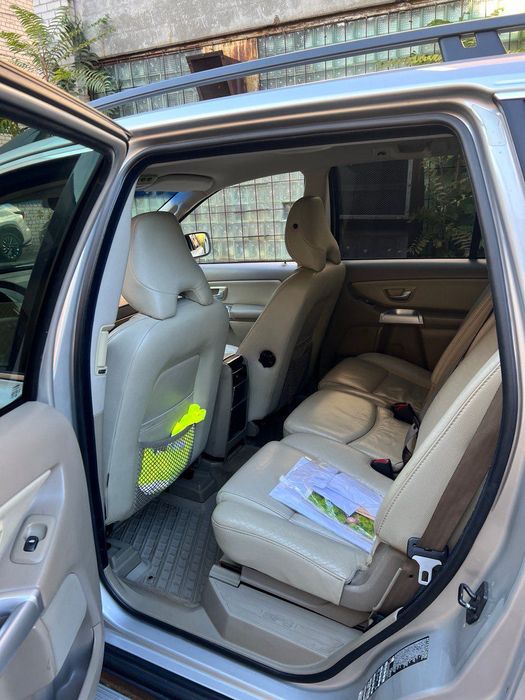 Volvo XC90 D5 з механічною коробкую для військових