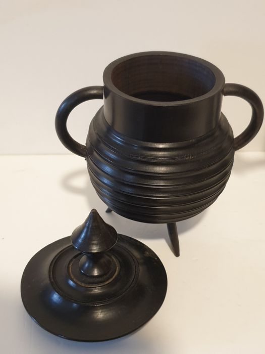 Antigas caixas em forma de um barril e pote em madeira exótica