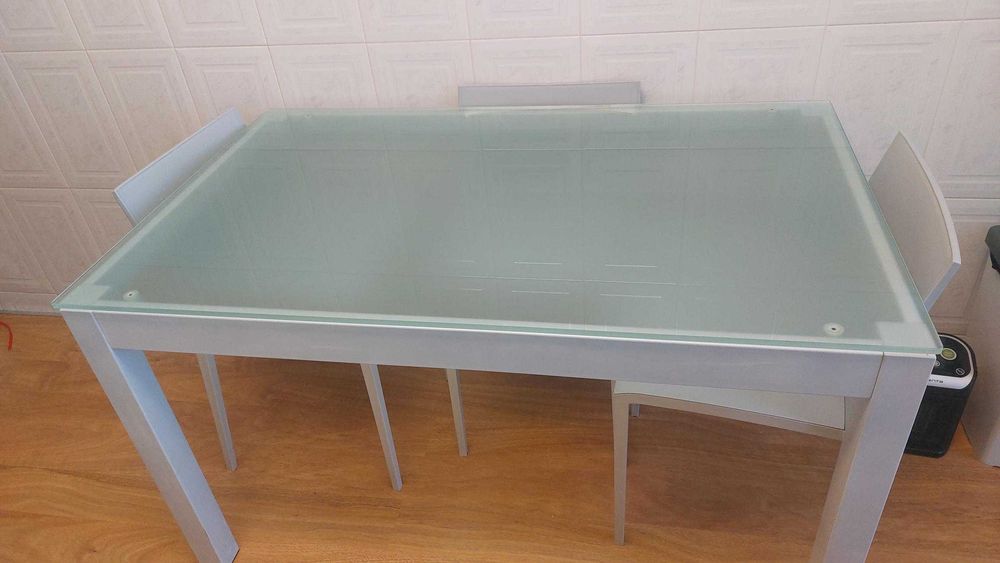 Mesa de cozinha e 4 cadeiras