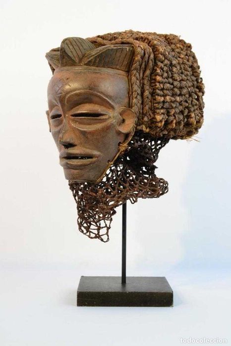 Máscara feminina Chokwe/Tshokwe Pwo em madeira e fibras