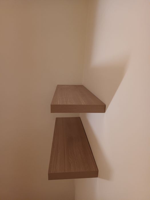 Prateleiras castanhas