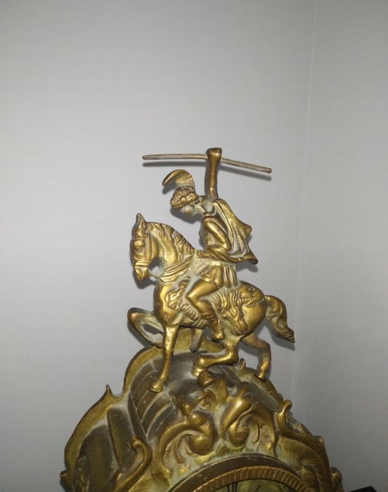 Relógio de mesa antigo em latão e em homenagem a S. Jorge.