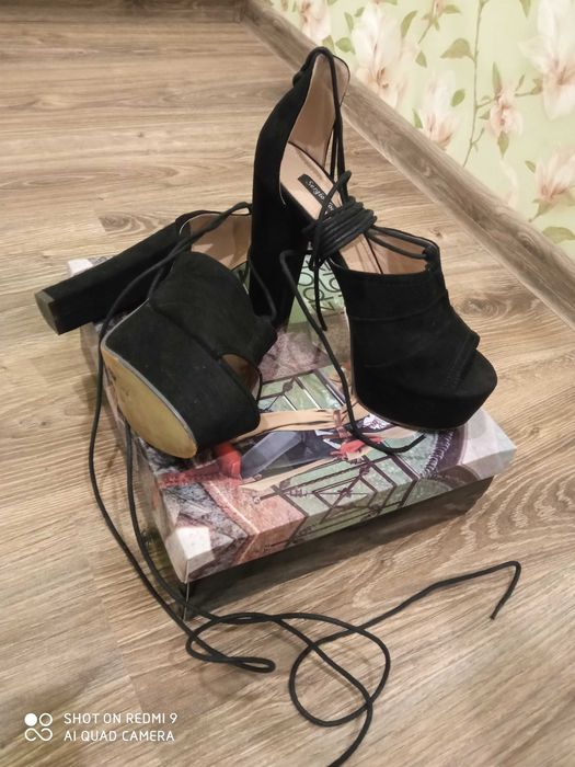 Продаю замшеві босоніжки на високому каблуку