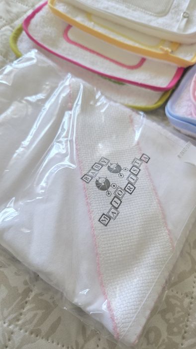 Conjunto 12 babetes com bolso e fita porta-chupeta + 1 fralda de algodão. NOVO.

25,00 €