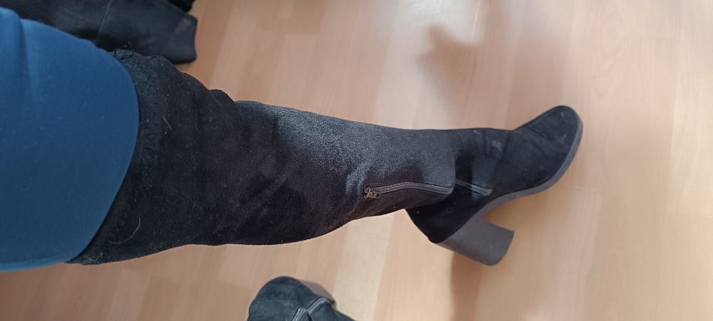 Botas pretas de camurça com fecho de lado. Tamanho 35. Acima do joelho