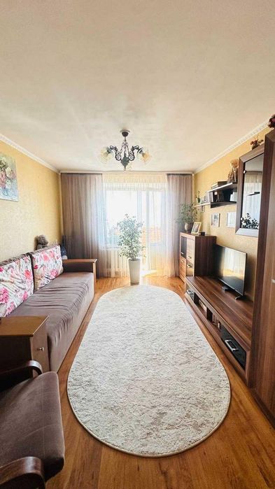 Продається світла та тепла 2-кімнатна квартира на Нижній Слов'янці