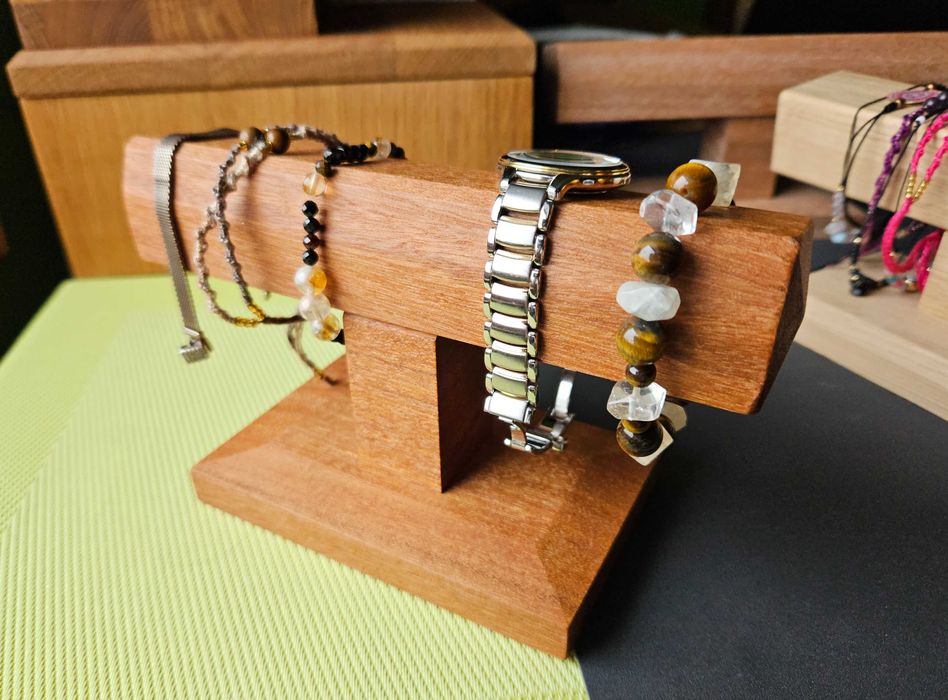 Stojak ekspozytor na zegarki bransoletki drewno Bangkirai olejowany