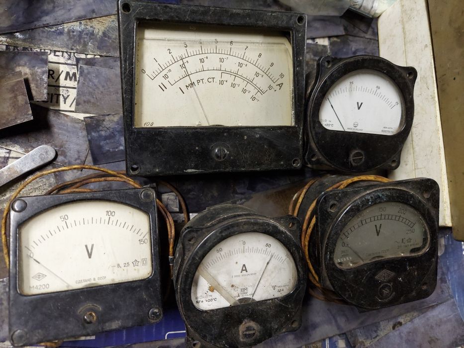 Вольтметры , амперметры , головки приборов ,  микроамперметры и т п .,