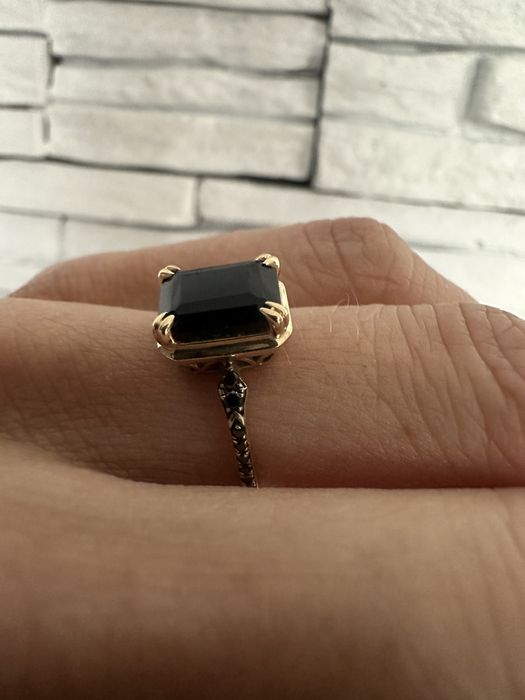 Pierścionek złoty Midnight z onyksem i diamentami YES