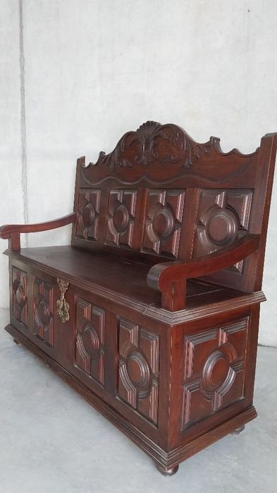 Bau em madeira maciça.