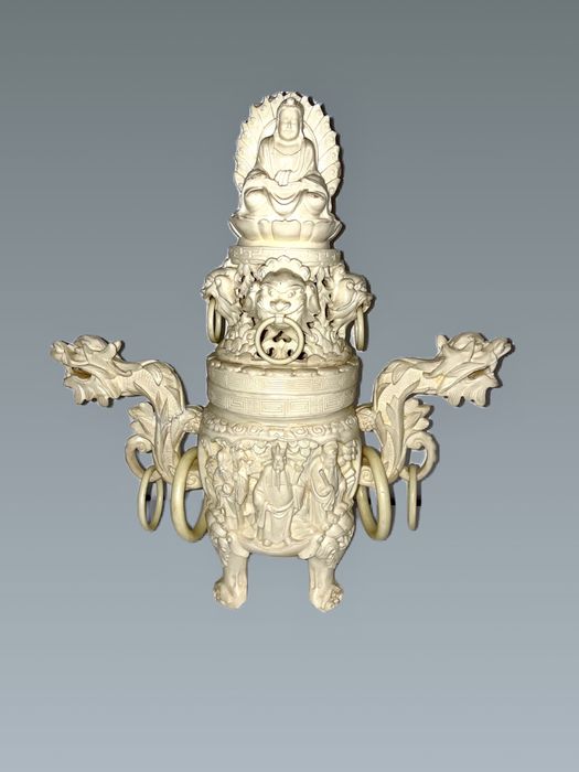 Escultura oriental em resina trabalhada