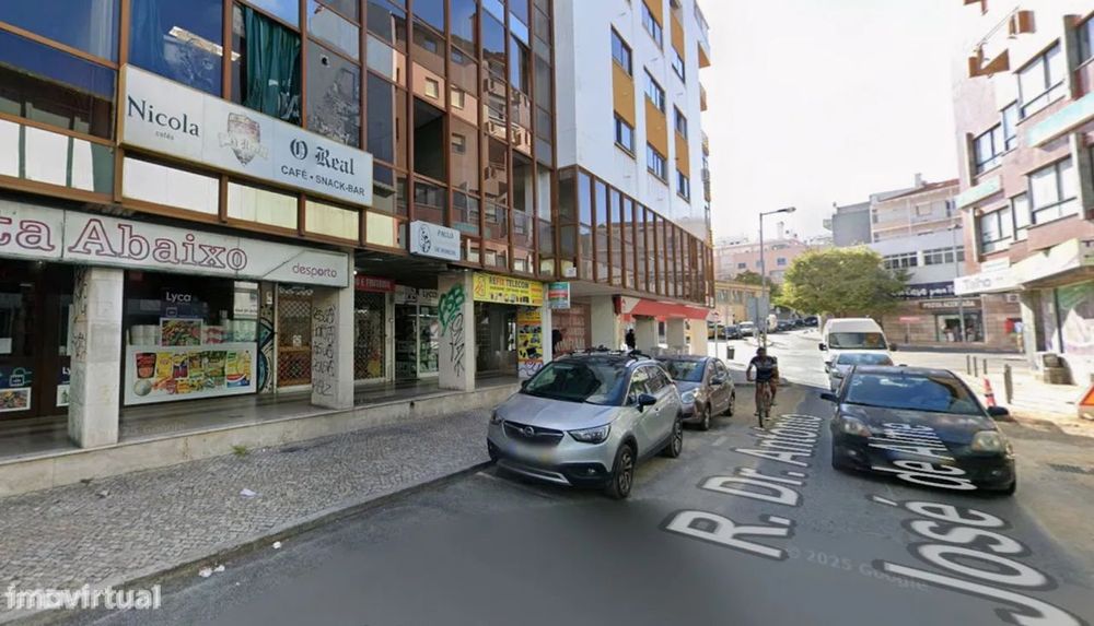 Excelente Escritório sito em rua central, em Almada