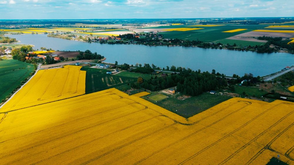 Działka budowlana nad jeziorem. Malownicza spokojna okolica