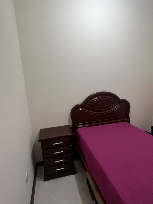 cama  solteiro com colchão, com mesinha cabeçeira