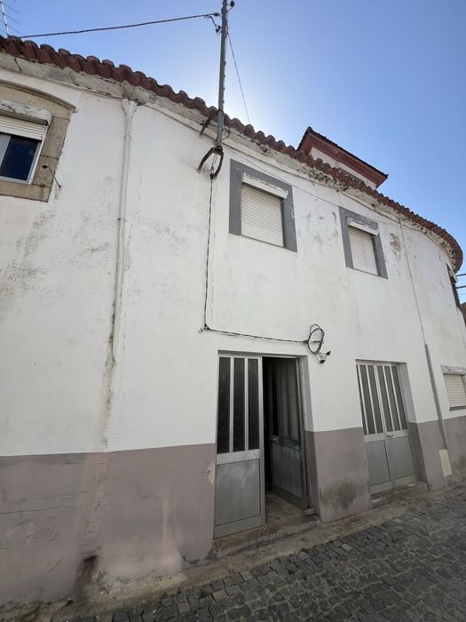 Moradia com projeto de reconstrução 5 apartamentos.