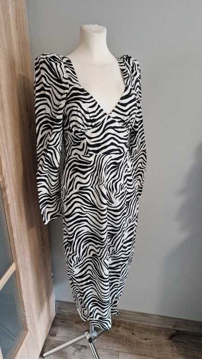 Długa sukienka wzór zebry wycięcie z boku Gina Tricot 36/S