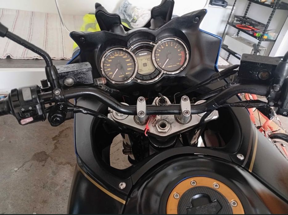Suzuki V-Strom 1000 com 18000km.