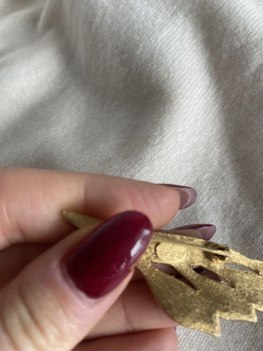 Vintage retro broszka Givenchy 1981 rok lilia z czarna emalia