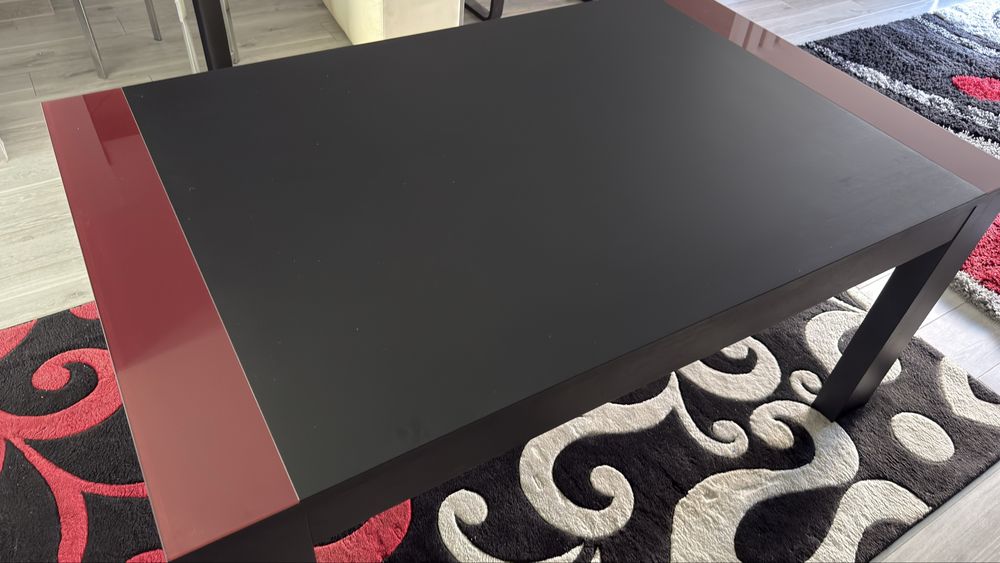 Vendo mesa de sala extensível + 4 cadeiras +tapete. Tudo em otimo estado.