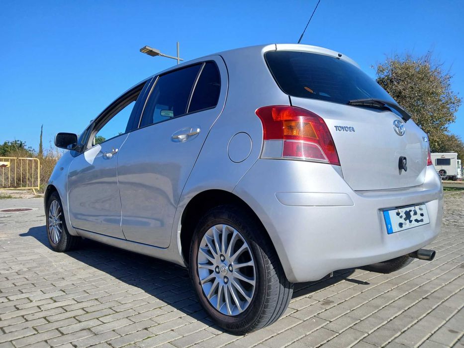 Toyota Yaris 1.3 VVTi  - Robusto fiabilidade e económico (Negociável)