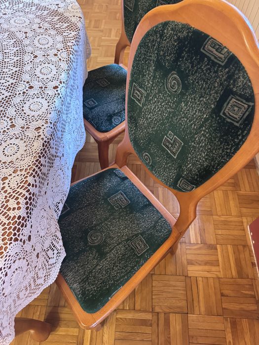 Stół drewniny rozkladany z 5 krzeslami
