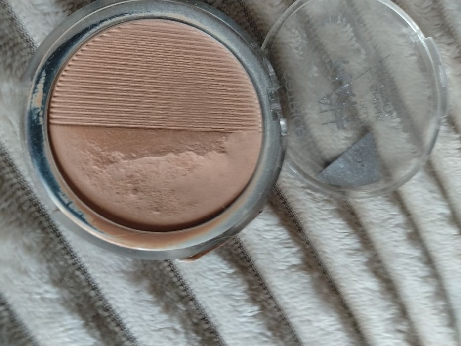 Puder w kamieniu Catrice