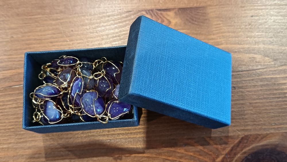 Colar em pedras unidas por metal.