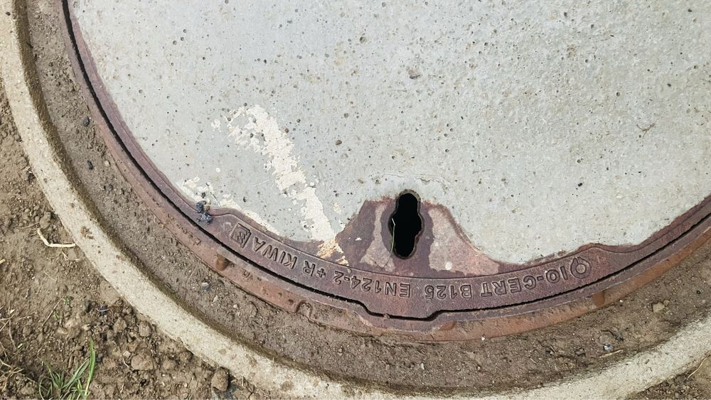 Właz żeliwno-betonowy 600 do szamba B125