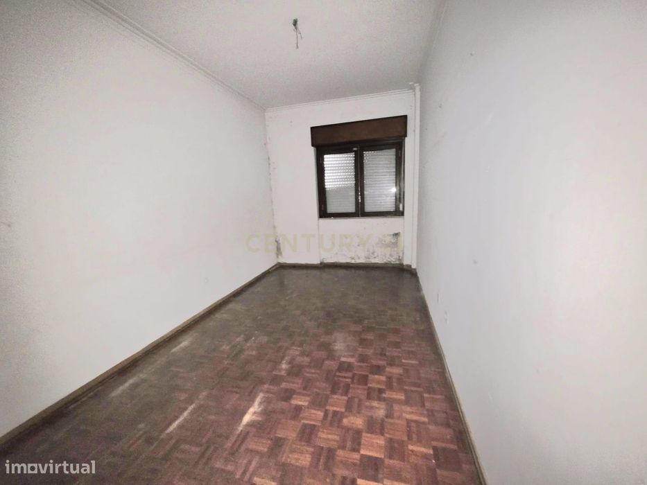 Apartamento T2 para Recuperar em Odivelas, Lisboa — Odivelas, Lisboa