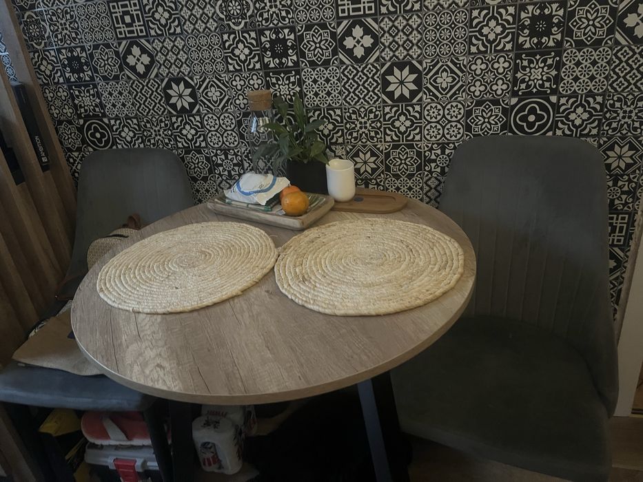 Stół okrągły z dwoma krzesłami