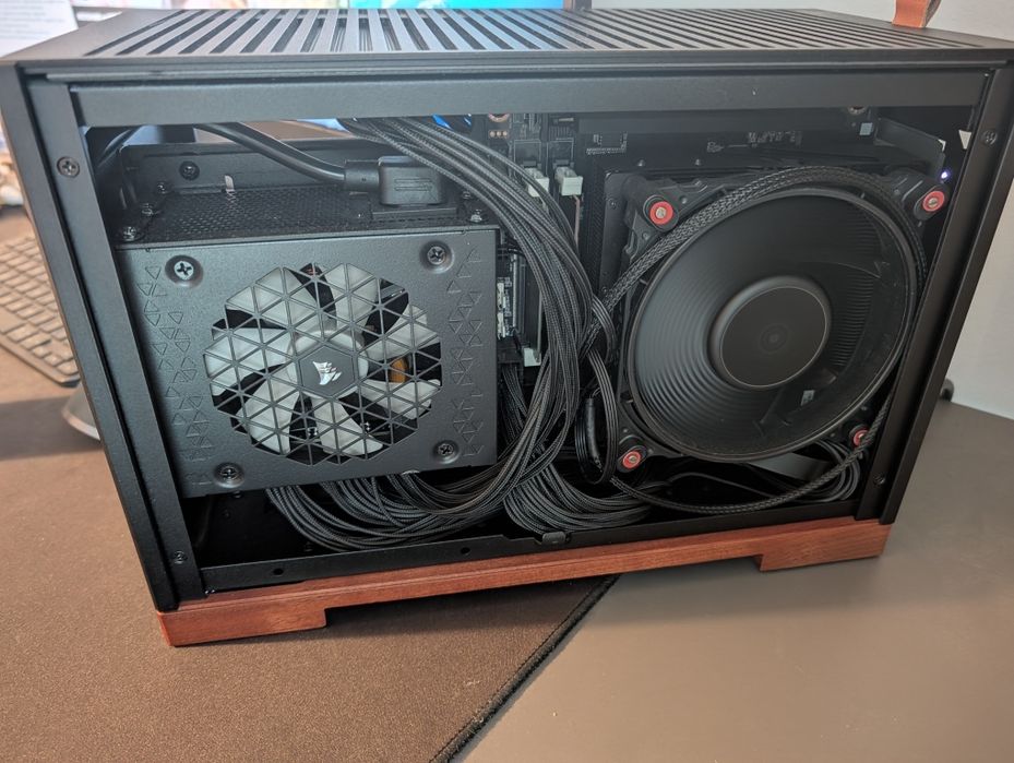 Komputer Gaming Custom Ryzen 9 / 9070 XT/32 RAM/4TB