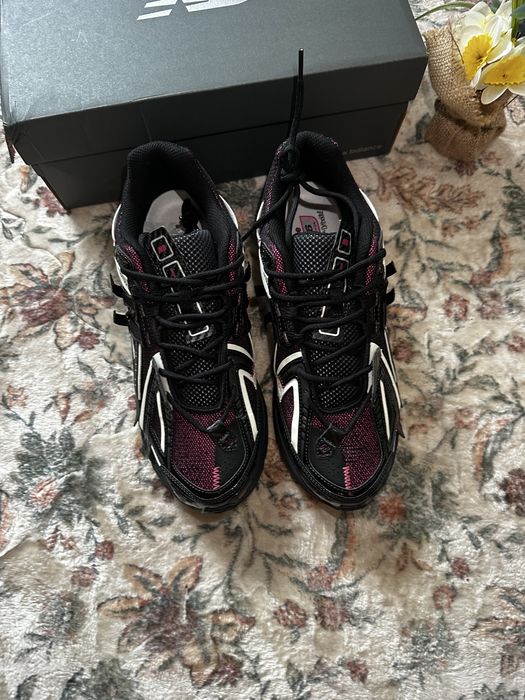 New Balance 1906 – czarne z bordowymi detalami