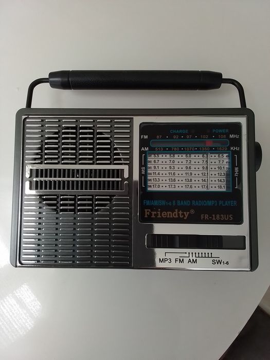 Pequeno radio a pilhas e com painel solar