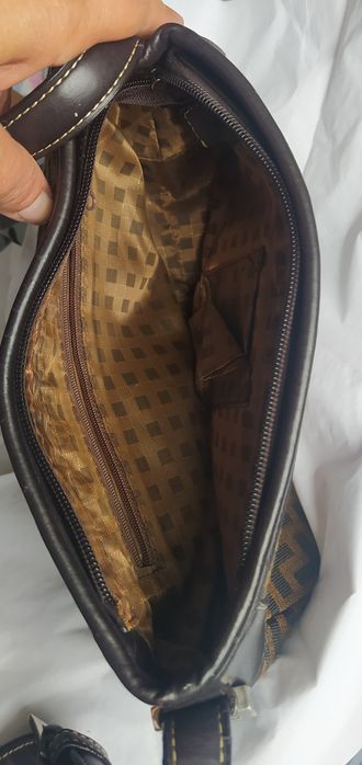 Mala de mulher em tons castanhos e preto