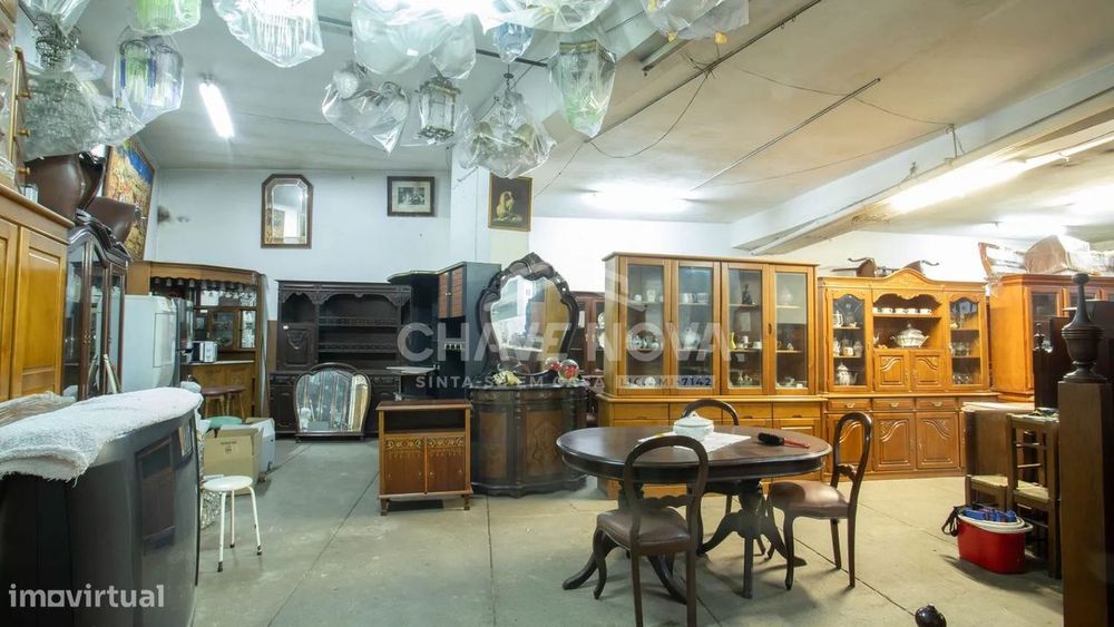 Garagem / Armazém Independente com 256m² na Avenida da República