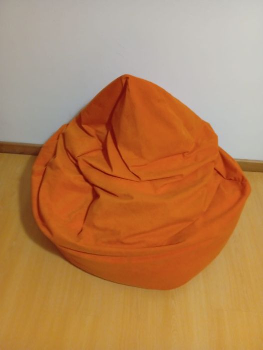 Pouf laranja em pêra