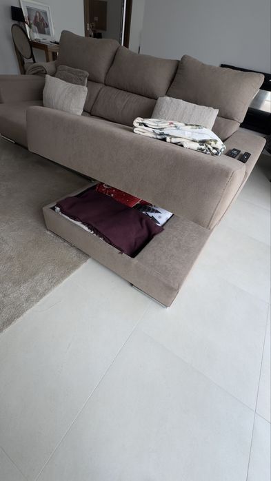 Sofá semi-novo, design moderno, chaise longue