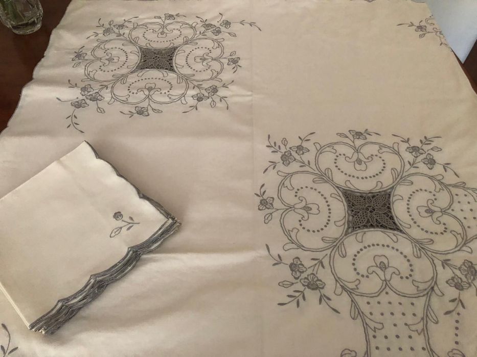 Toalha de mesa e guardanapos bordados à mão