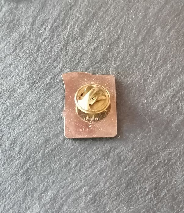 Pin da cerveja Buckler produzida nos Países Baixos pela Heineken