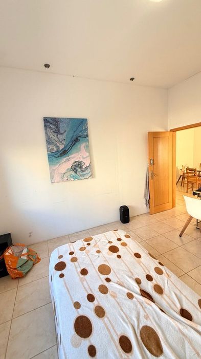 Aluga-se um quarto em Parchal.
