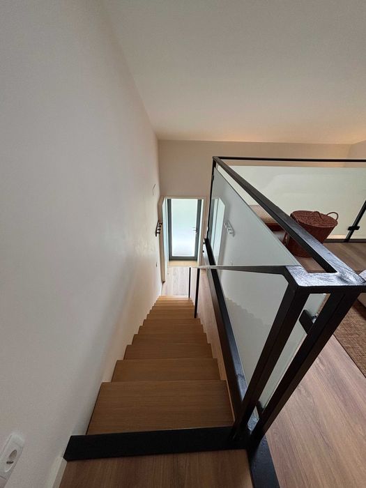 Arrenda-se Moradia em Banda Moderna Totalmente Mobilada em Gaia | Fully Furnished Open Space House in Gaia