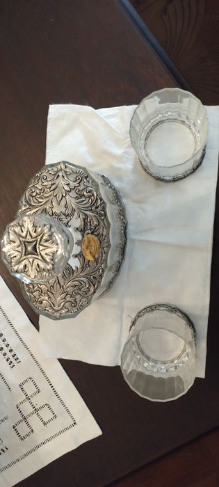 Conjunto de whisky com detalhes de prata