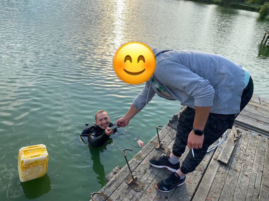 Водолаз з металошукачем. Пошук загублених речей у воді