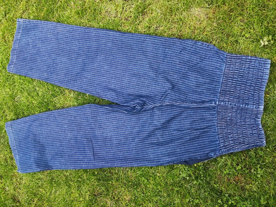 Spodnie w paseczki typu bermudy