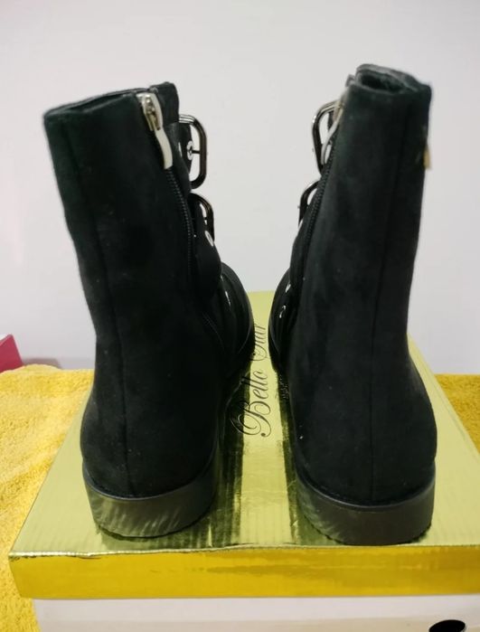 Vende-se botas pretas novas