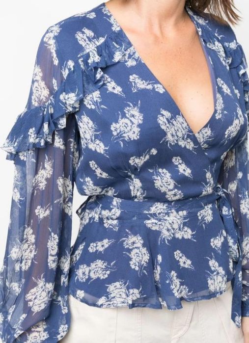 Розкішна блуза з баскою на запах від Ralph Lauren