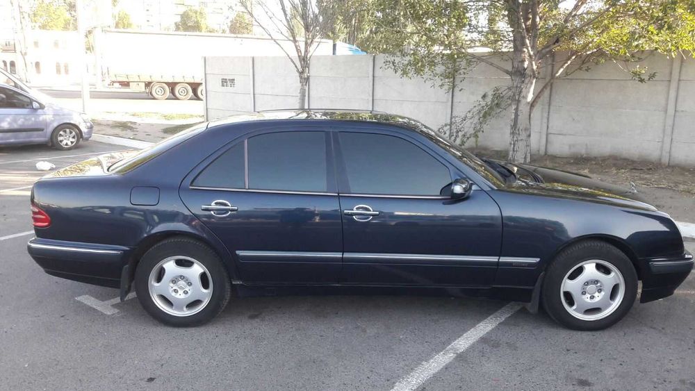 автомобіль Mercedes-Benz E240