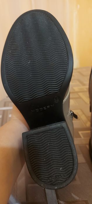 Продам нові зимові ботільони.